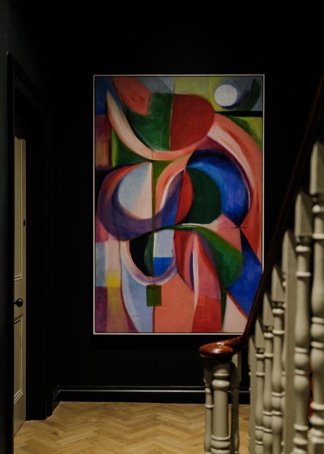 Leighton House - Boutique Guesthouse บาธ ภายนอก รูปภาพ Painting by the artist