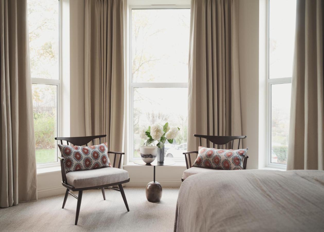 Leighton House - Boutique Guesthouse บาธ ภายนอก รูปภาพ Curtains in a bedroom