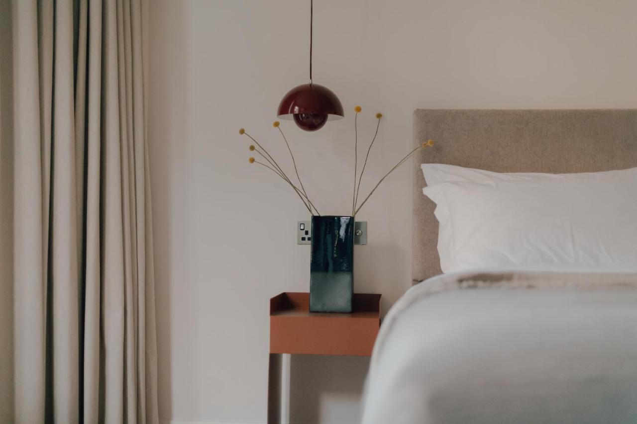Leighton House - Boutique Guesthouse บาธ ภายนอก รูปภาพ A bedside table