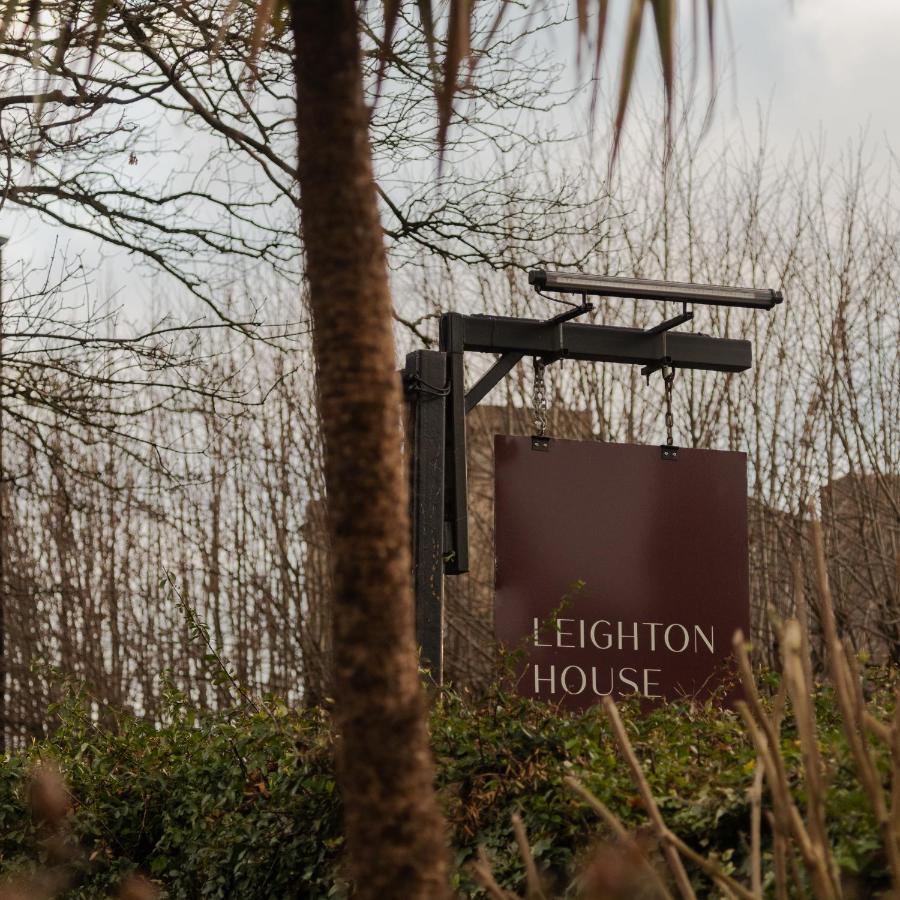 Leighton House - Boutique Guesthouse บาธ ภายนอก รูปภาพ Leighton House sign
