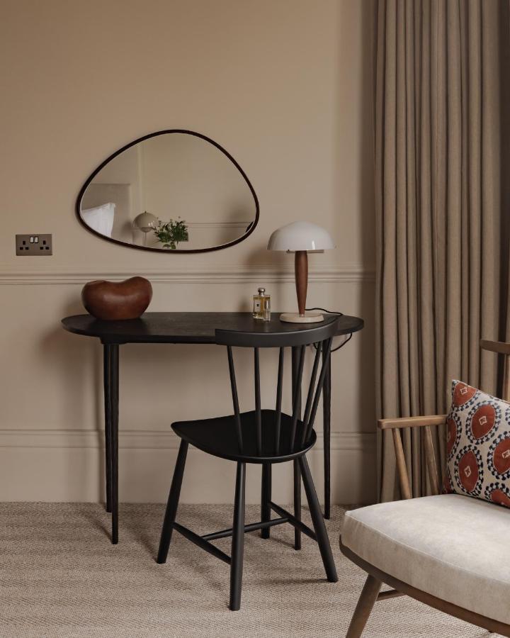 Leighton House - Boutique Guesthouse บาธ ภายนอก รูปภาพ A contemporary dressing table