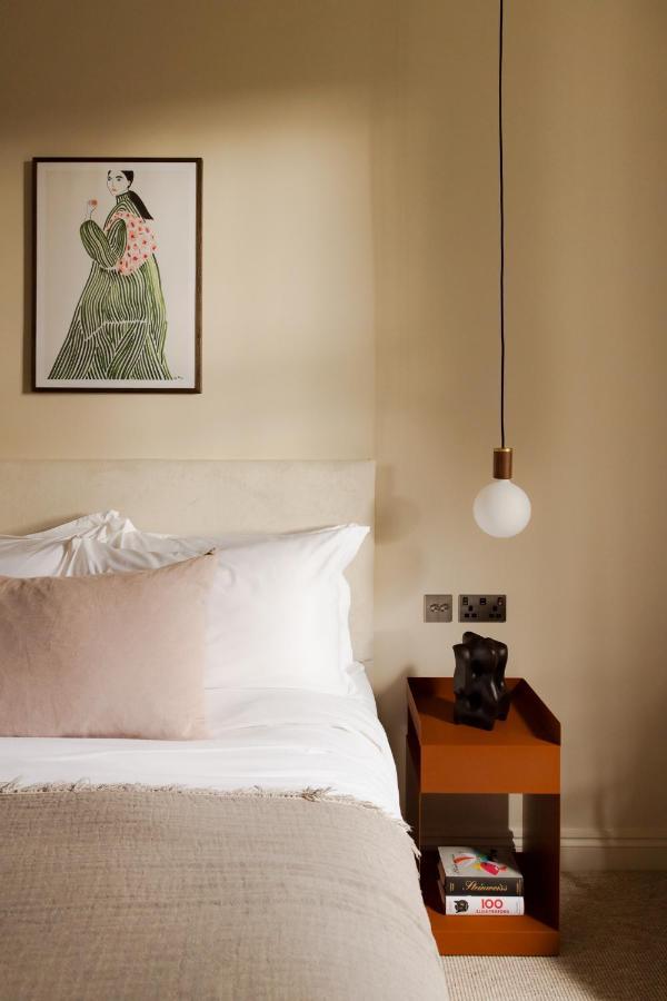 Leighton House - Boutique Guesthouse บาธ ภายนอก รูปภาพ A pendant light