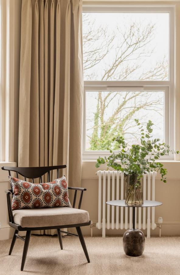Leighton House - Boutique Guesthouse บาธ ภายนอก รูปภาพ A window with a windowsill