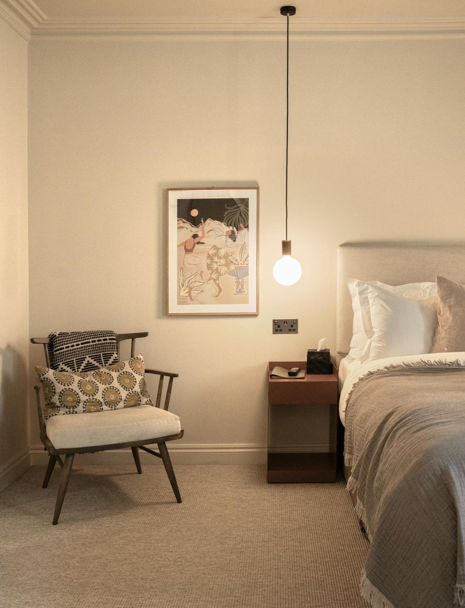 Leighton House - Boutique Guesthouse บาธ ภายนอก รูปภาพ A bedroom with a light bulb