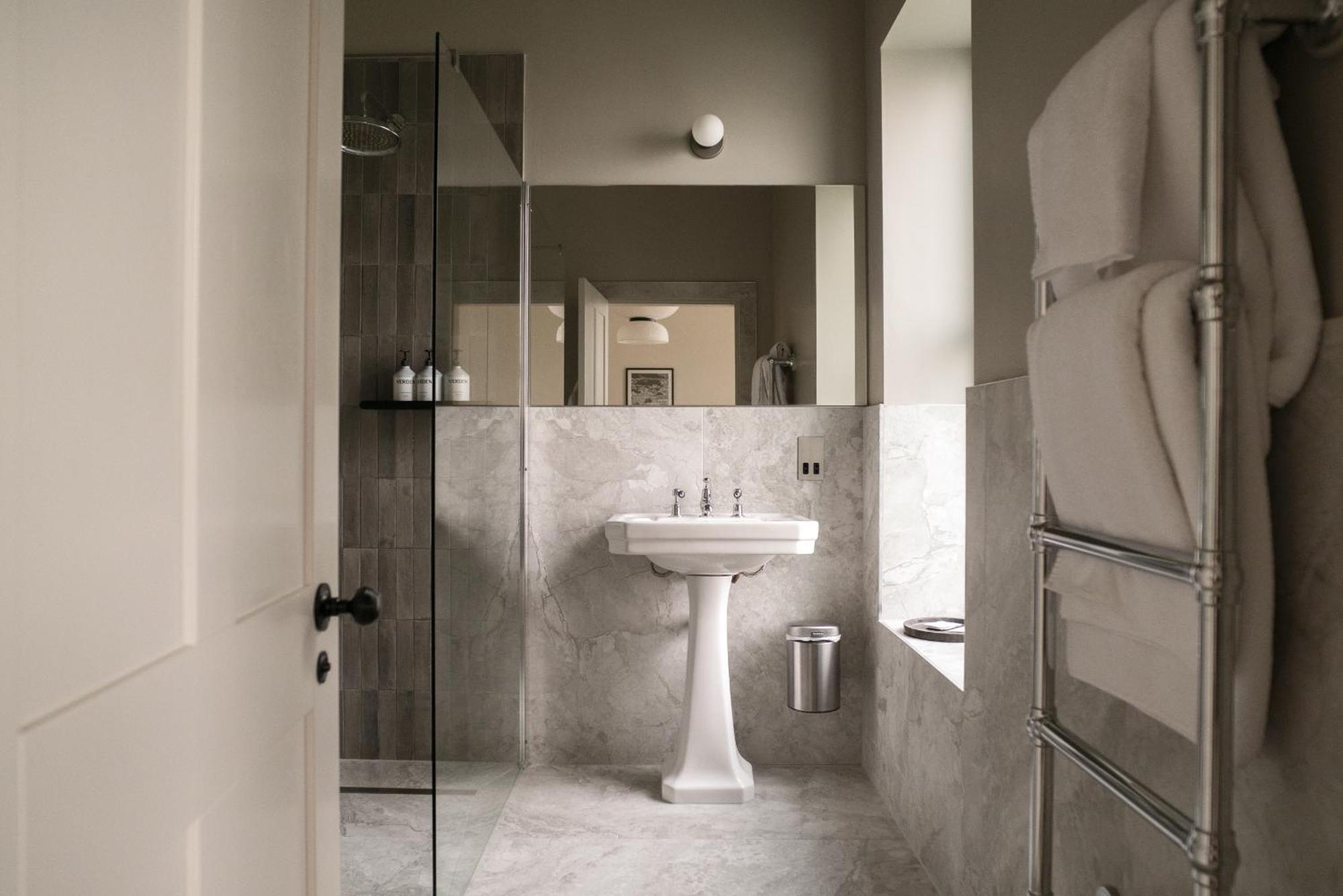 Leighton House - Boutique Guesthouse บาธ ภายนอก รูปภาพ Bathroom