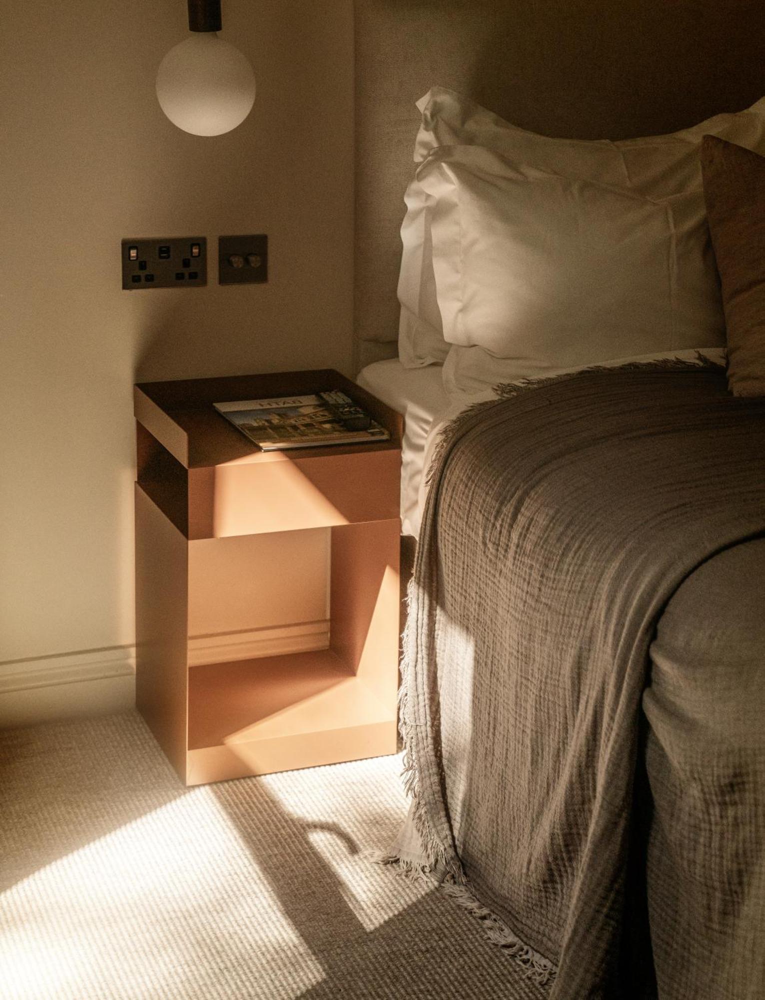 Leighton House - Boutique Guesthouse บาธ ภายนอก รูปภาพ A bedside table