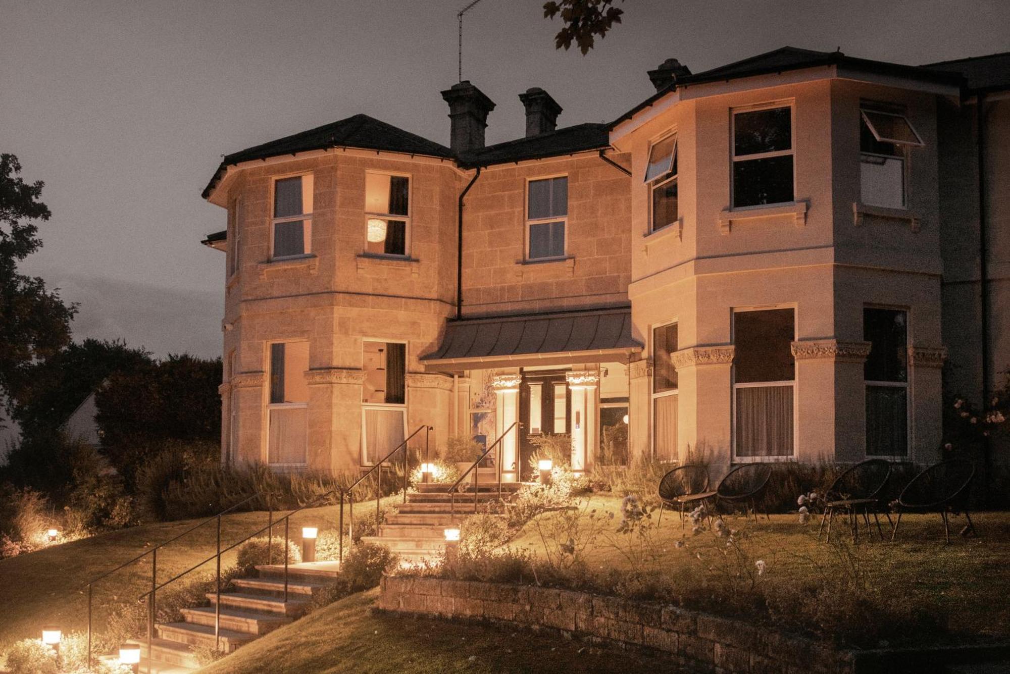Leighton House - Boutique Guesthouse บาธ ภายนอก รูปภาพ The main house at night