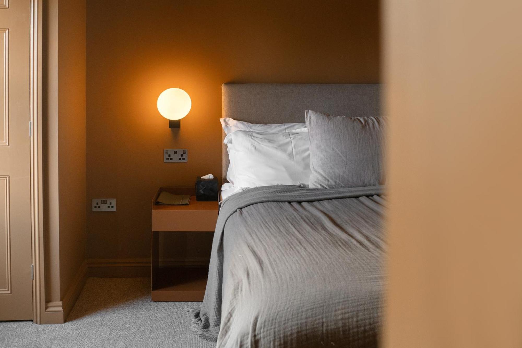 Leighton House - Boutique Guesthouse บาธ ภายนอก รูปภาพ A bedroom at the hotel