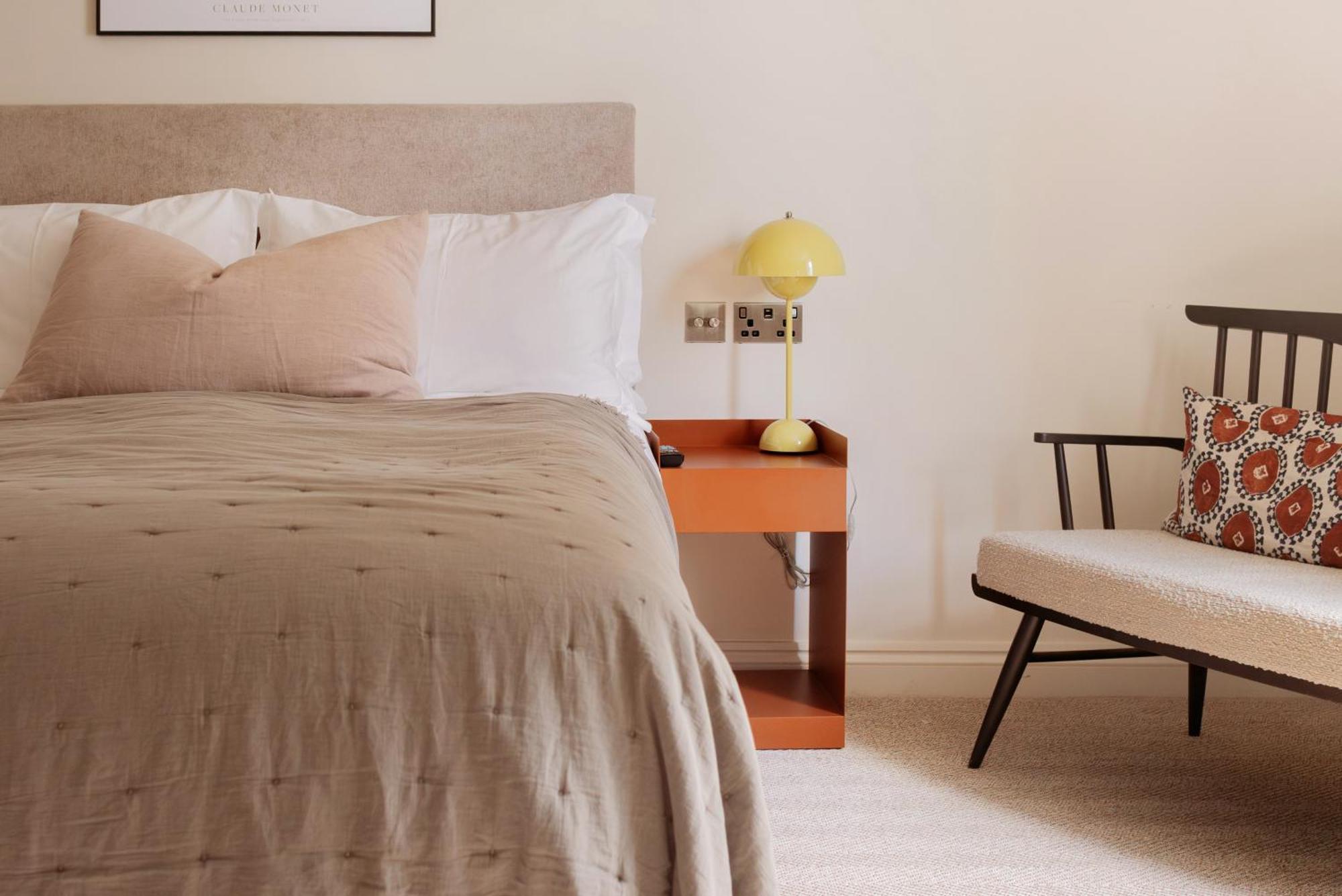 Leighton House - Boutique Guesthouse บาธ ภายนอก รูปภาพ A bedroom with a bed, a chair and a bedside table