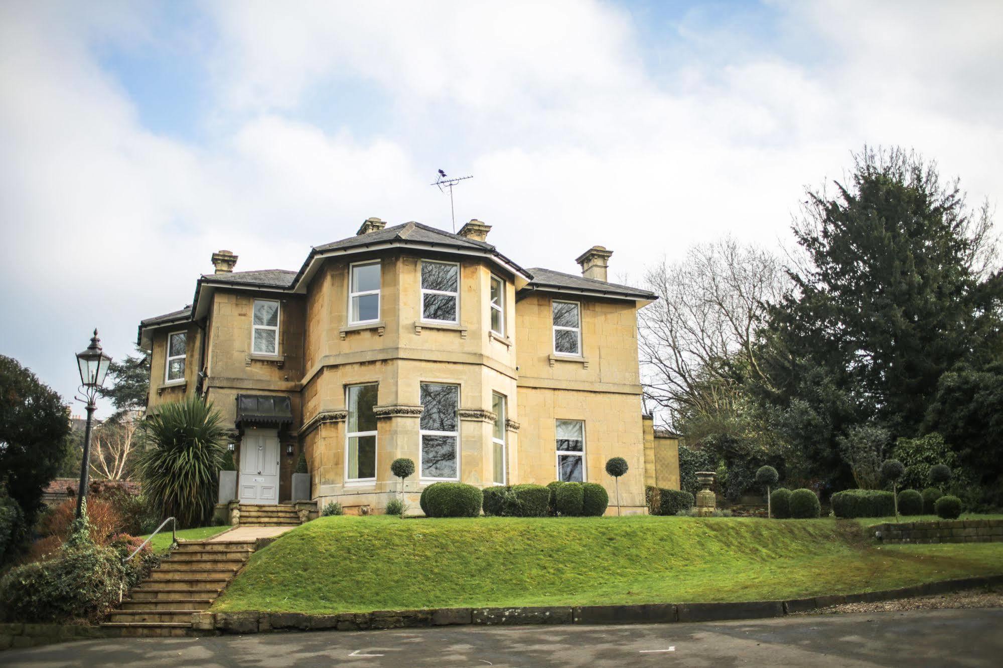 Leighton House - Boutique Guesthouse บาธ ภายนอก รูปภาพ The former vicarage of St. Mary's Church, now the home of the school's headmaster
